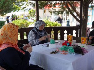 Kadınlardan ağaçlara rengarenk dokunuş