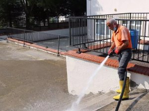 Safranbolu’da okul bahçeleri temizlenip yıkanıyor