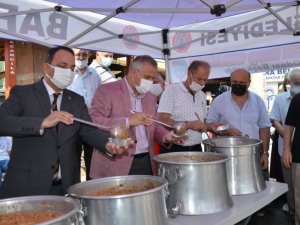 Pazar yerinde vatandaşlara aşure ikram edildi