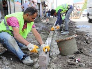 Ardahan Belediyesi’nden sıcak asfalt ve kaldırım çalışması