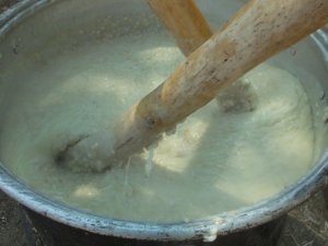 Balıkesir’de davul ve klarnet eşliğinde keşkek dövme geleneği