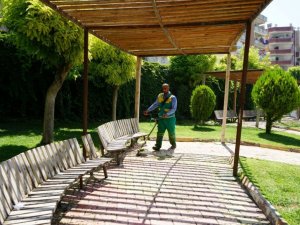 Karaköprü’de parklar bakımla güzelleşiyor