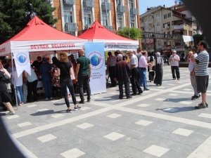 Avrupalı gurbetçiler esnaf ve vatandaşlara aşure ikramında bulundu