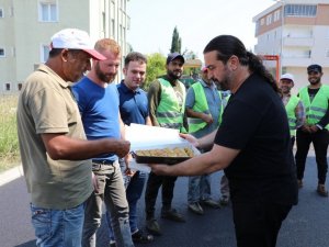 Asfaltlama ekibine tatlı sürpriz