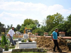 Kartepe’de mezarlıklara bakım yapıldı