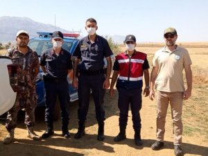 Kaçak avcılar, ekipleri görünce tüfeklerini atıp kaçtı