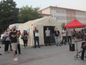 Vatandaşlara canlı müzik ile “aşı ol” çağrısı