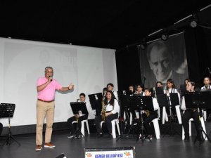 Kemer Belediyesi çocuk ve gençlik bandosu konser verdi