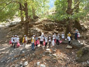 Genç izciler İsrafil deresini temizledi