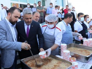Malatya’da MTSO aşure dağıttı