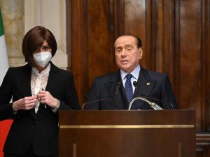 Eski İtalya Başbakanı Berlusconi hastaneye kaldırıldı