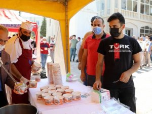 GAÜN’de cuma namazı sonrası aşure dağıtıldı