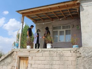 Sağlık ekibi kapı kapı dolaşıp aşı yaptı