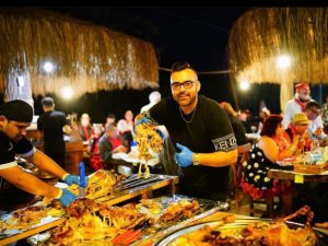 Ünlü usta et pişirerek şov yaptı