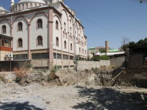Yukarı Nurşin Camii önünde yapılan inşaata tepki