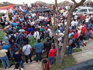 Meksika Devlet Başkanı Obrador, aracının etrafını saran göstericiler ile görüşmeyi kabul etti