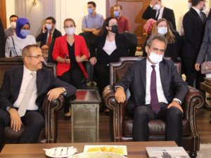 Bakan Özer’den AK Parti İzmir’e ziyaret