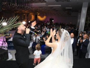 Kayserili sanatçı kendi düğününde sahne aldı