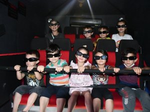 Kırsal mahallelerde sinema ve tiyatro keyfi