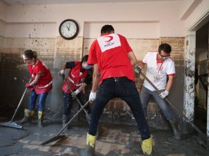 Kızılay gönüllüleri ev ve iş yerlerinin temizlenmesine yardımcı oluyor