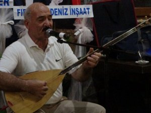 Halk ozanı aşıklar, saz ve sözleri ile vatan ve bayrak sevgisini anlattı