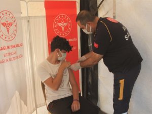 Sağlık müdürü kendi çocuğuna 1. doz aşısını yaptı