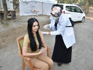 Kamptaki öğrenciler dağda aşılarını yaptırdı