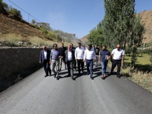 Bahçesaray’da toprak yollar asfaltlanıyor