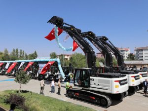 Ağrı İl Özel İdaresi filosuna 12 yeni iş makinası eklendi