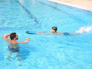 Aydın Büyükşehir Belediyesi Yenipazarlı çocuklara yüzme öğretiyor