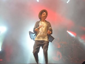 Kenan Doğulu Çeşme’de unutulmaz bir konser verdi