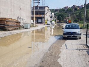 Patlayan su borusu yolları göle çevirdi