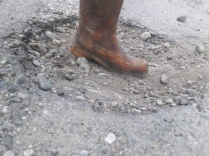 Yıllardır yolları yapılmayınca çukurlara taş döşediler