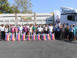 Mersin’de orman yangını mağduru üreticilere yem desteği