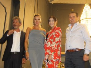 Mobilya mağazasının açılışında mankenler boy gösterdi, açılışı Ivana Sert yaptı