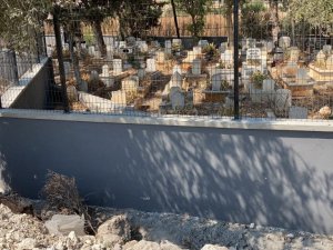 Hatadan dönüldü, o kabirler tekrar mezarlık içine alındı
