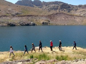 3400 rakımlı Sat Buzul Gölleri’nde doğa yürüyüşü