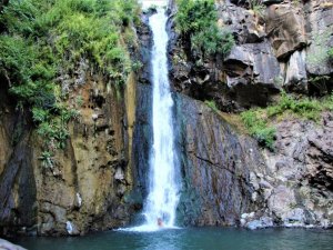 15 metrelik şelale, pandemi ve sıcaktan bunalanların ilgi odağı oldu