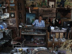 Merakı antika dükkanı açtırttı