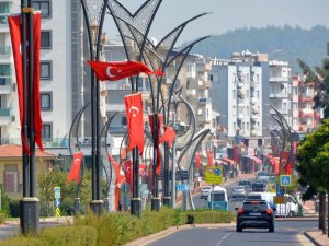 Aliağa, 30 Ağustos için bayraklarla donatıldı