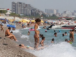 Antalya’da nem yüzde 90’a ulaştı, vatandaşlar denize akın etti