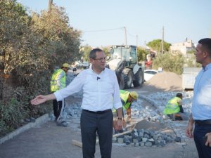 Cunda’nın yollarına granit küp taşı döşeniyor