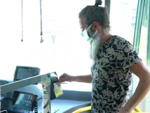 Yolcular önce şaşırdı sonra alkışladı