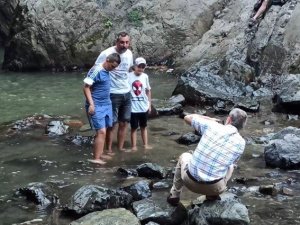 Binlerce kilometreden ayaklarını bu suya sokmak için geliyorlar