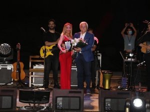 Ziynet Sali Burhaniye’de sahne aldı