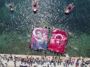 Bayrağı gören dalgalandırmak için denize atladı