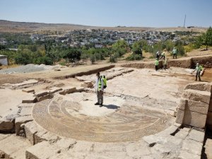 Gül ile Fadıloğlu, Dülük Antik Kenti Keber Tepesi’nde incelemede bulundu