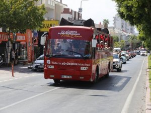 Antalya Caddelerinde mobil kortej coşkusu