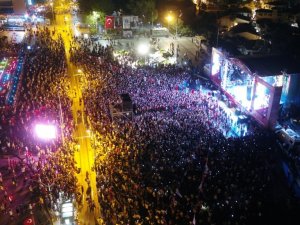 Edis ve Ali Altay şarkılarıyla bayrama renk kattı