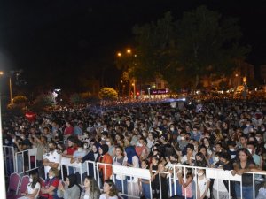 Burcu Güneş iki yıl aradan sonra ilk konserini Burdur’da verdi